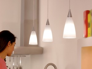 Esempio di illuminazione localizzata con lampade a sospensione su un piano di lavoro ad esempio in cucina.