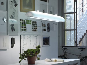 Illuminazione localizzata su un tavolo di lavoro utile ad esempio in uno studio.