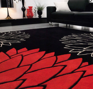 Il tappeto  realizzato in tessuto acrilico con decorazione floreale.