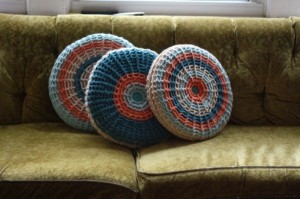 Classici e intramontabili i cuscini circolari con fodera in lana.