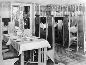 Sala della " Room de Luxe" in the Willow Tea Rooms, 1903 . Il tavolo ricorda il Berlino table.