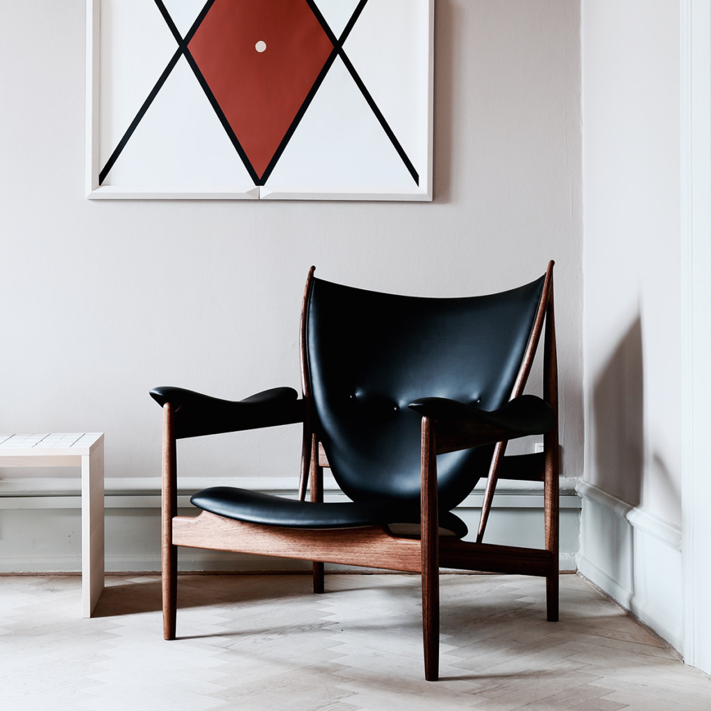 chieftain-chair-1949-frame-teak-dimensions-h925-w100-d88-sh345cm-leather-black-elegance-from-sorensen-leather-1-1